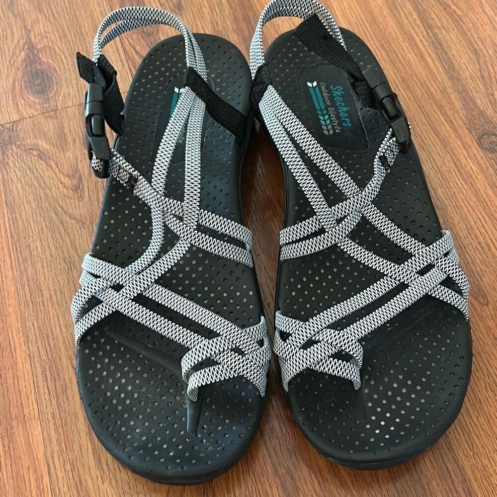Sketchers outdoor lifestyle sandals hiking sandals size 9 black and white